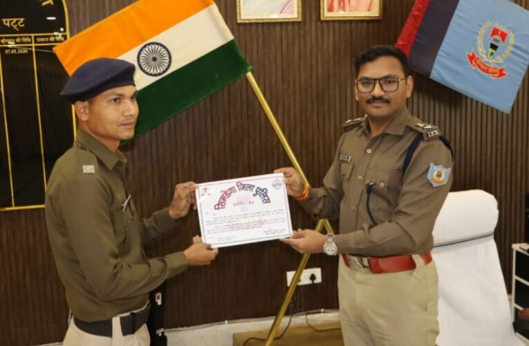 सिमडेगा पुलिस की मानवता की मिसाल: थैलेसीमिया पीड़ित 9 वर्षीय बच्ची की जान बचाने के लिए जवान ने रात में किया रक्तदान