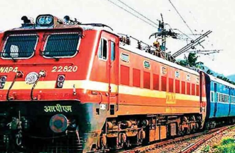 निर्मला सीतारमण ने लगातार नौवीं बार पेश किया बजट; रेलवे को मिला अब तक का सबसे बड़ा आवंटन; भारतीय रेलवे के लिए रिकॉर्ड ₹2.93 लाख करोड़ का कैपेक्स