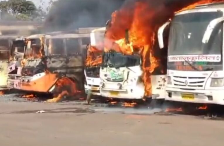 रांची के खादगढ़ा बस स्टैंड में भीषण आग: 5-6 बसें जलकर राख, अफरा-तफरी का माहौल