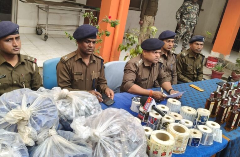 निगर निकाय चुनाव से पहले गोड्डा पुलिस की बड़ी कार्रवाई: घटियारी में नकली शराब फैक्ट्री का भंडाफोड़, 1400 लीटर स्प्रिट सहित भारी मात्रा में सामान जब्त