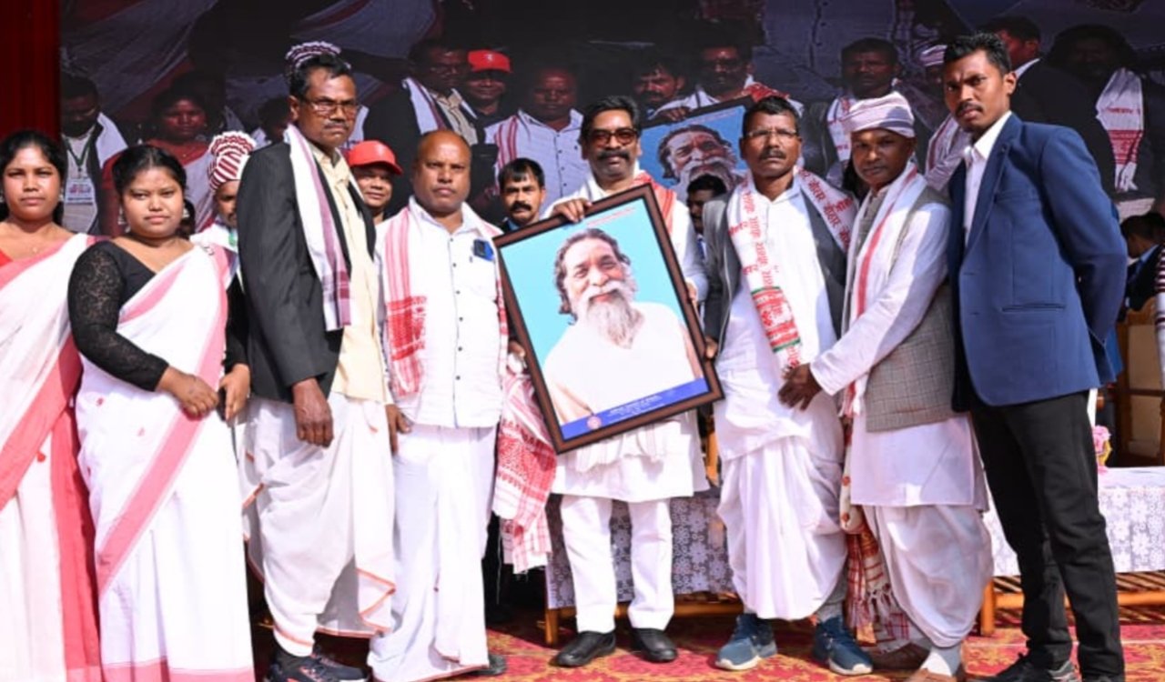 असम के तिनसुकिया में 21वीं आदिवासी महासभा: सीएम हेमंत सोरेन बोले - हमारी एकजुटता हमारी पहचान 1 20260201 195321