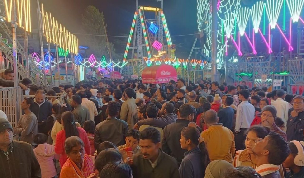 सिमडेगा गांधी मेला में ठेकेदारों की मनमानी: दूर-दराज के व्यापारियों से धोखाधड़ी, एक्सटेंशन के नाम पर वसूली 1 20260201 200035