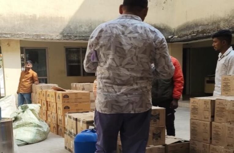 हजारीबाग पुलिस ने जंगल में नकली विदेशी शराब फैक्ट्री का किया भंडाफोड़, तस्कर फरार; भारी मात्रा में नकली बोतलें, स्टिकर और स्पिरिट बरामद