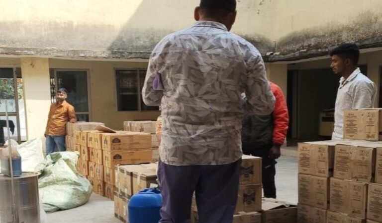 हजारीबाग पुलिस ने जंगल में नकली विदेशी शराब फैक्ट्री का किया भंडाफोड़, तस्कर फरार; भारी मात्रा में नकली बोतलें, स्टिकर और स्पिरिट बरामद
