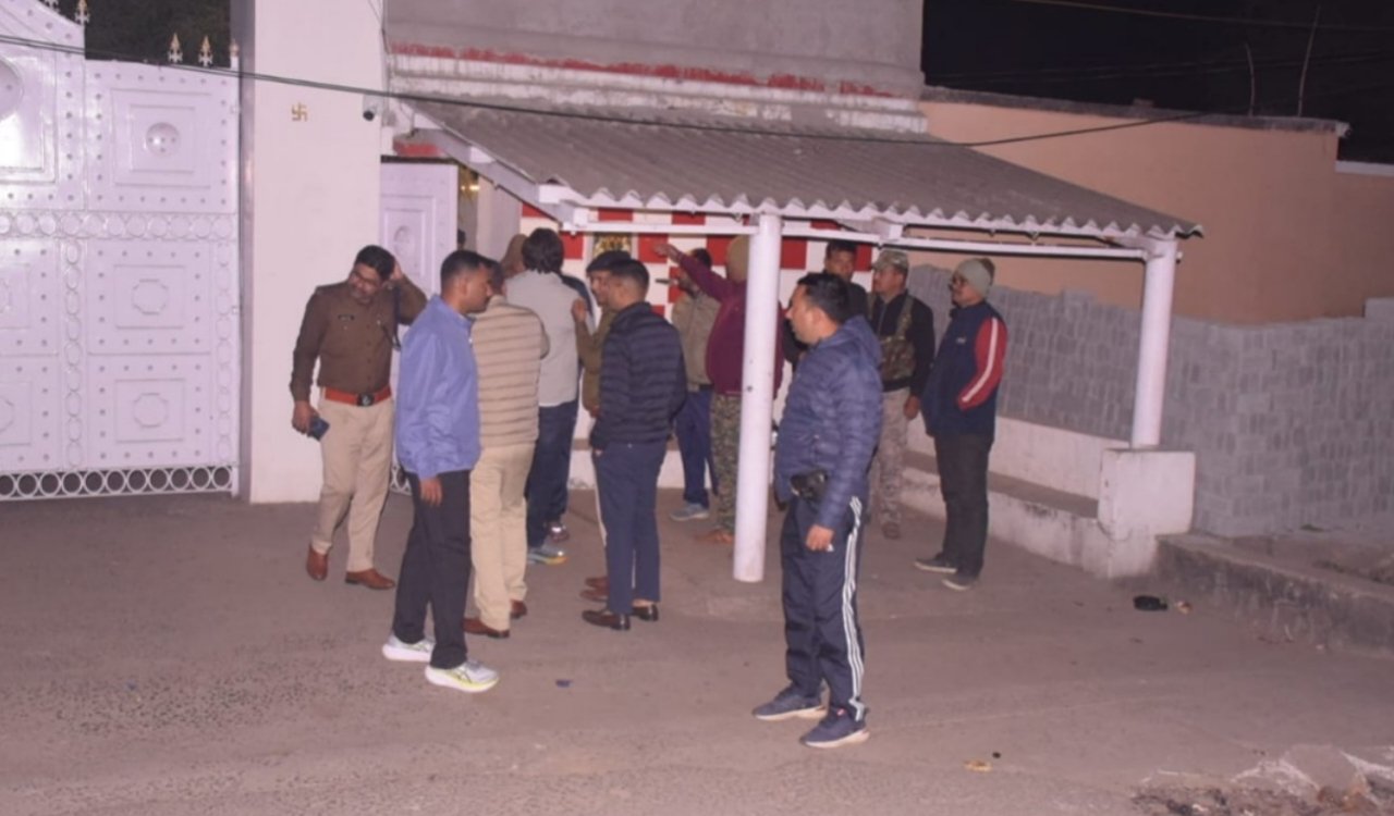 झरिया विधायक रागिनी सिंह के घर 'सिंह मेंशन' पर बमबाजी, देर रात बाइक सवार अपराधियों ने फेंके दो बम – इलाके में दहशत 1 20260202 094024