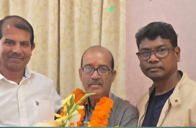 सिमडेगा के पथ निर्माण विभाग में सेवानिवृत्त लेखा लिपिक अजय कुमार चौधरी को भावभीनी विदाई, ईमानदारी और समर्पण की सराहना