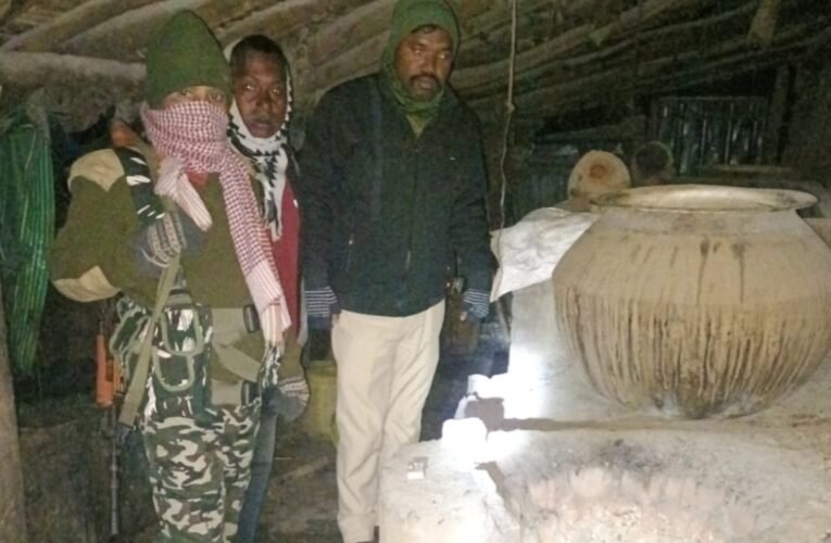 चतरा पुलिस ने अवैध महुआ शराब के खिलाफ बड़ी कार्रवाई की, 300 किलो जावा महुआ नष्ट किया