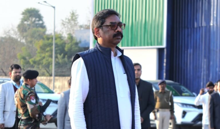 मुख्यमंत्री हेमंत सोरेन ने सेरेंगसिया शहीद स्मारक पर अमर वीरों को दी श्रद्धांजलि