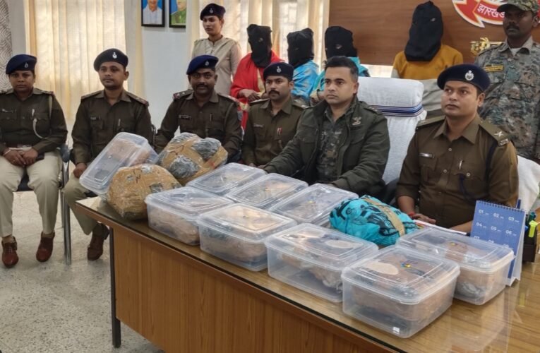 पलामू पुलिस की बड़ी कार्रवाई: हुसैनाबाद में 8.6 किलो गांजा के साथ 4 तस्कर गिरफ्तार, तीन महिलाएं भी शामिल 26 20260203 160734