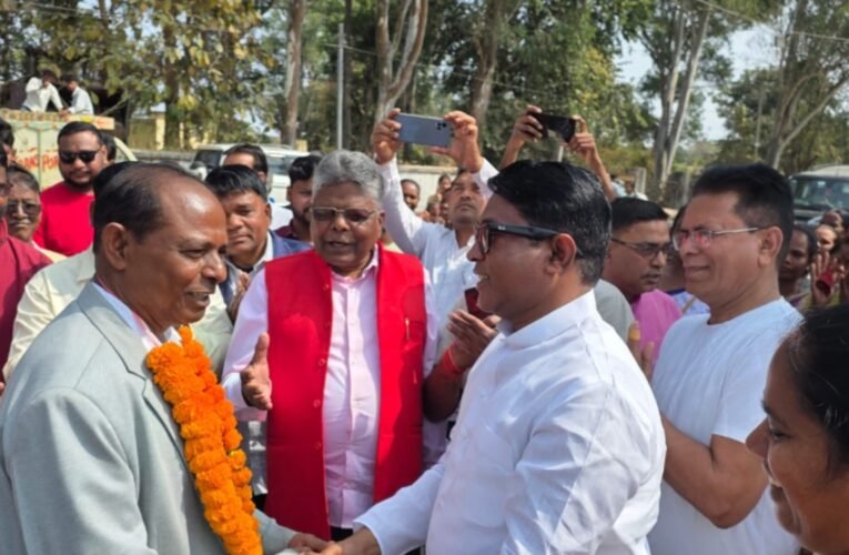 सिमडेगा नगर परिषद चुनाव: सेराफीनूश कुल्लू ने अध्यक्ष पद के लिए दाखिल किया नामांकन, भूषण बाड़ा बोले- जनता योग्य को चुनेगी 20 20260203 181907