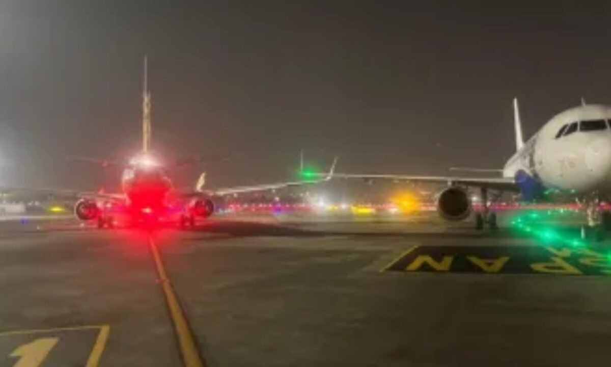 मुंबई एयरपोर्ट पर बड़ा हादसा टला: एयर इंडिया और इंडिगो विमानों के विंग टिप्स आपस में टकराए, यात्रियों को कोई चोट नहीं 13 20260203 230022