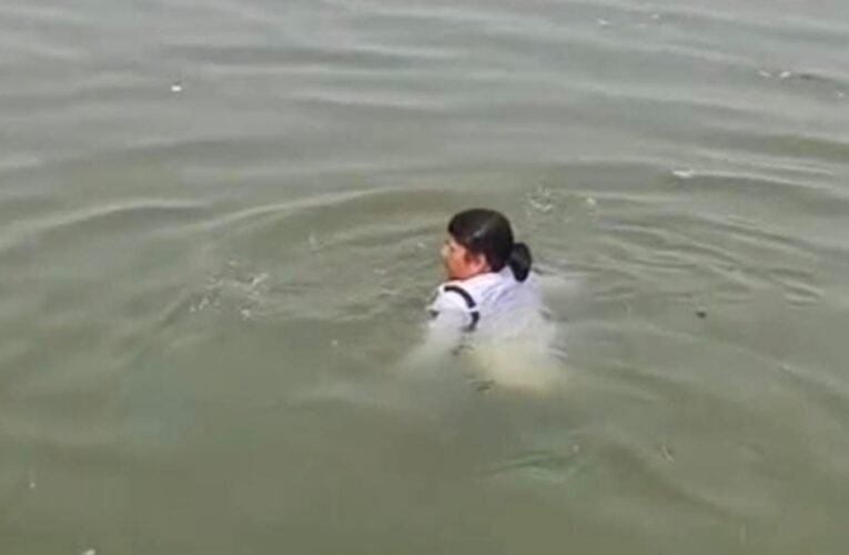 महिला कांस्टेबल तारा देवी ने अपने जान को जोखिम में डाल युवक को बचाने वर्दी पहने ही गंगा में कूद गई  ….