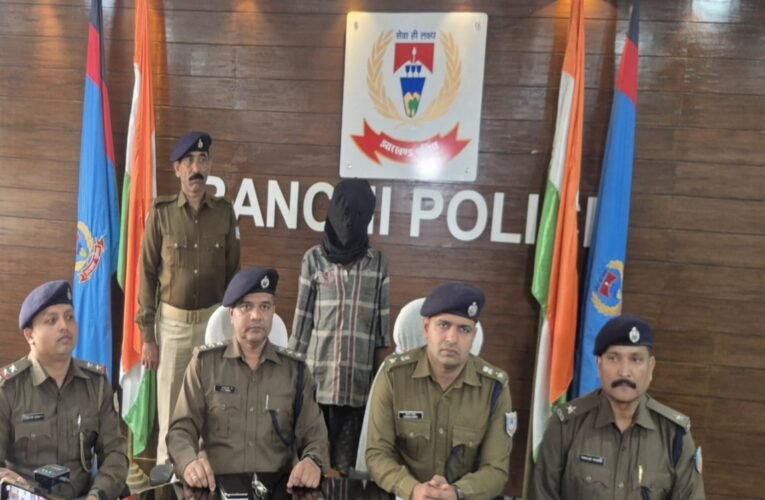 रांची के खादगढ़ा बस स्टैंड में छह बस को जलाने का आरोपी गिरफ्तार, लाइटर ,माचिस बरामद