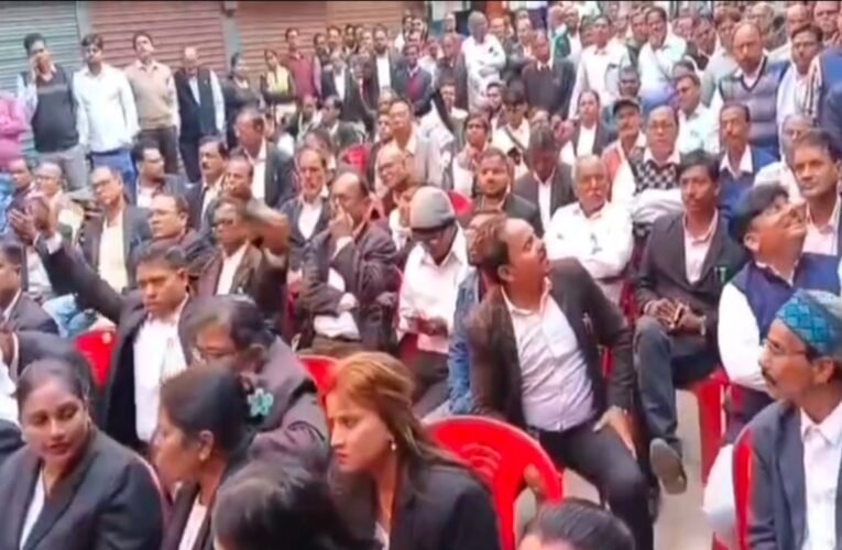 सदर अस्पताल परिसर में बाउंड्री वॉल और रास्ते को लेकर बार एसोसिएशन और प्रशासन के बीच वार्ता छह फुट रास्ते से निकला समाधान