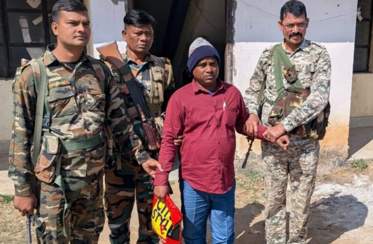 पलामू में भ्रष्टाचार के खिलाफ एसीबी की बड़ी कार्रवाई: नौडीहा बाजार ब्लॉक में रोजगार सेवक जितेंद्र राम 7 हजार रुपये घूस लेते रंगे हाथ गिरफ्तार