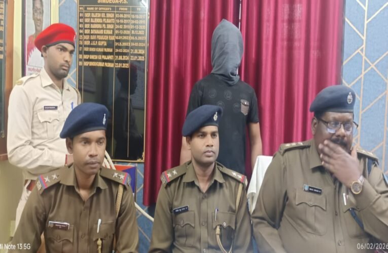 सिमडेगा पुलिस की बड़ी कार्रवाई जूते की दुकान में चल रहा था नशीली दवाओं का काला कारोबार, एक गिरफ्तार