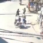 चेन स्नेचर से भिड़ गई अकेली महिला, बदमाशों को बीच सड़क गिराया! 20260208_131344