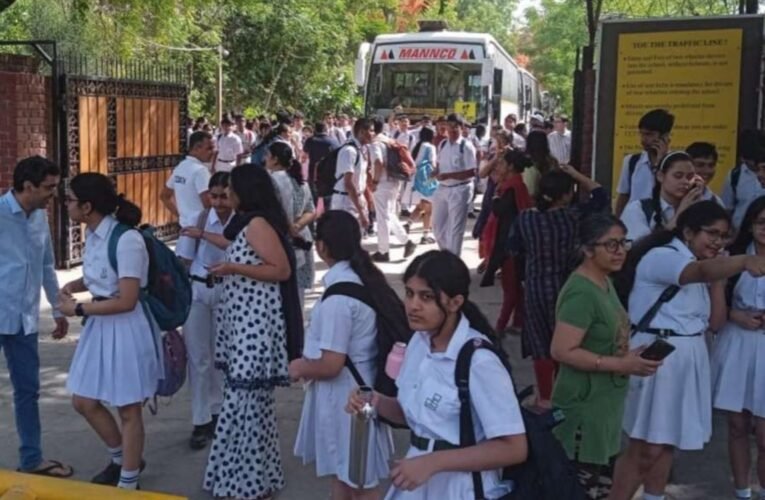 दिल्ली के 9 बड़े स्कूलों में बम धमकी से हड़कंप, बच्चों को निकालकर सघन तलाशी