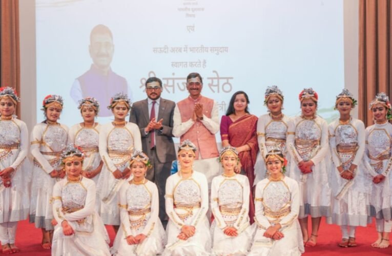 केंद्रीय रक्षा राज्य मंत्री संजय सेठ ने सऊदी अरब में भारतीय प्रवासियों से की मुलाकात, वंदे मातरम के 150वें वर्ष पर विशेष प्रस्तुति दी गई