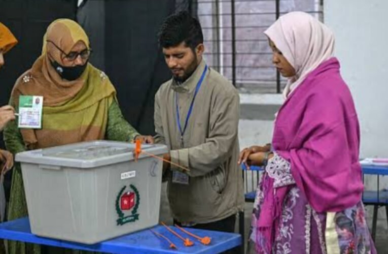 बांग्लादेश में डेढ़ साल बाद आज हो रहे आम चुनाव: अवामी लीग पर प्रतिबंध, धार्मिक हिंसा और निष्पक्षता पर सवाल