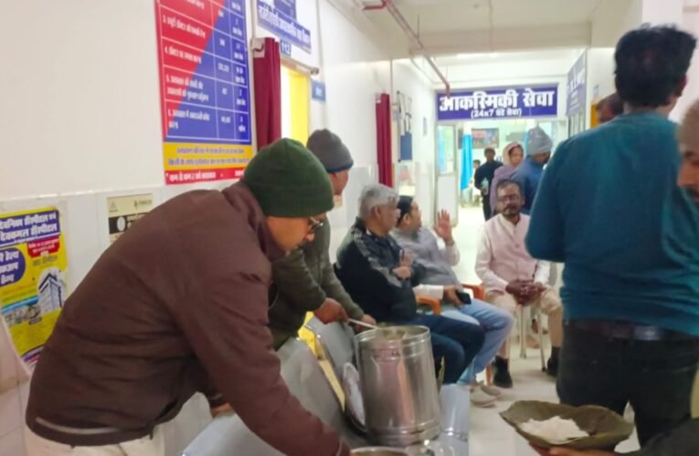 टांगीनाथ धाम से मुंडन कर लौट रही बस पलटी: कई गंभीर रूप से घायल, स्थानीय समाजसेवियों ने की तत्काल मदद