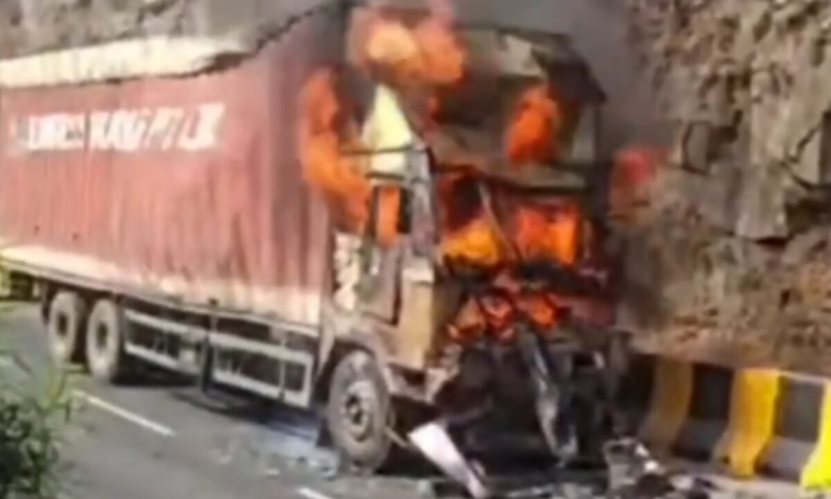 चुटूपालू घाटी में एक बार फिर भीषण सड़क हादसा, कंटेनर चालक जिंदा जलकर हुआ खाक 47 20260213 155704