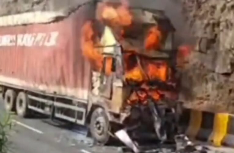 चुटूपालू घाटी में एक बार फिर भीषण सड़क हादसा, कंटेनर चालक जिंदा जलकर हुआ खाक