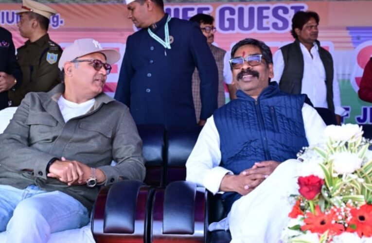 बलदेव साहू मेमोरियल टी-20 क्रिकेट टूर्नामेंट 2026: लोहरदगा लायंस ने 8 विकेट से जीतकर उठाया खिताब, CM हेमंत सोरेन ने सौंपी ट्रॉफी 19 20260213 193700