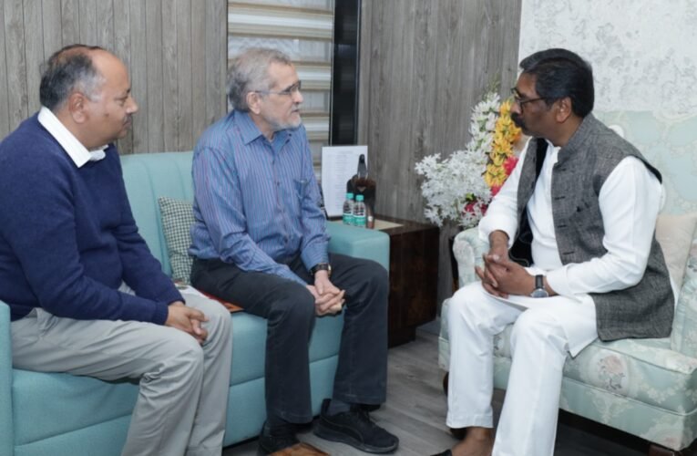 मुख्यमंत्री हेमन्त सोरेन ने जल संसाधन विशेषज्ञ डॉ. मिहिर शाह और BRLF CEO कुलदीप सिंह से की मुलाकात 18 20260213 194331
