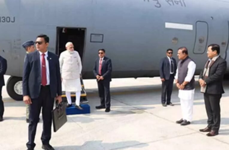 PM मोदी ने एयरफोर्स के C-130J से असम के ELF पर की ऐतिहासिक लैंडिंग: नॉर्थ ईस्ट की पहली इमरजेंसी लैंडिंग फैसिलिटी का उद्घाटन