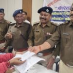 हजारीबाग पुलिस की वैलेंटाइन गिफ्ट: ऑपरेशन “मुस्कान” में 135 खोए/चोरी हुए मोबाइल बरामद, मालिकों को लौटाए 20260214_163635