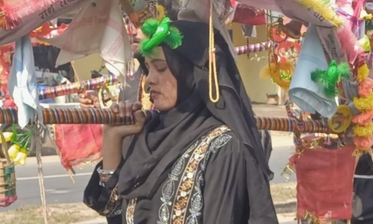 बुर्के में कांवड़ लेकर चली संभल की तमन्ना, 'हर-हर महादेव' के जयकारे लगाती तमन्ना मलिक की वायरल यात्रा 48 20260215 143510