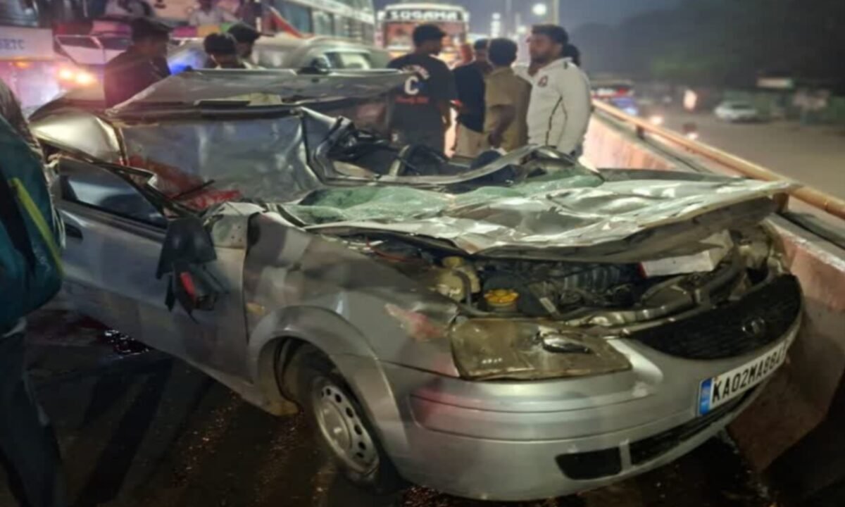 नेलमंगला में भीषण हादसा: तेज रफ्तार कार डिवाइडर फांद बस से टकराई, 5 युवकों की मौत 46 20260215 160646
