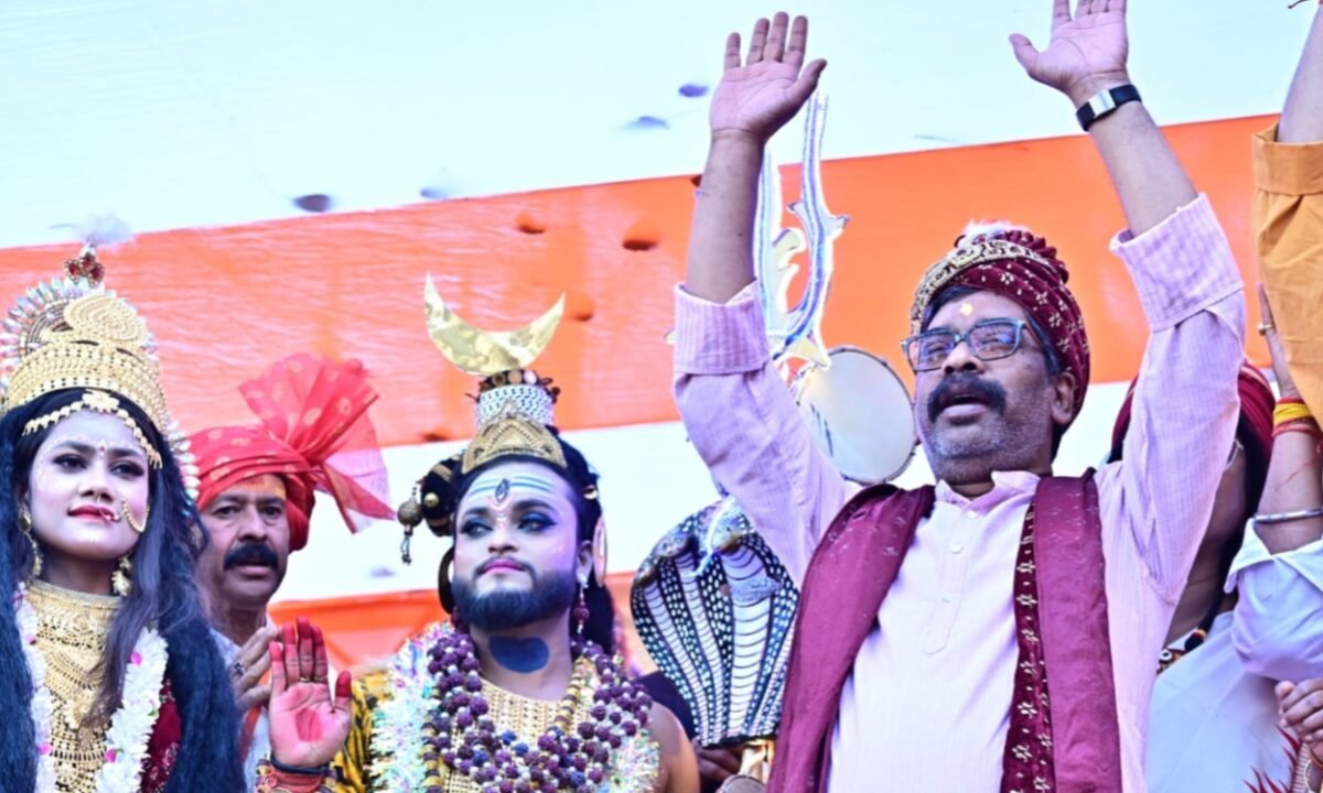 मुख्यमंत्री हेमन्त सोरेन ने महाशिवरात्रि पर रांची के ऐतिहासिक पहाड़ी मंदिर में की भगवान शिव की पूजा-अर्चना, राज्य की प्रगति, सुख-शांति और समृद्धि की कामना की 43 20260215 164404