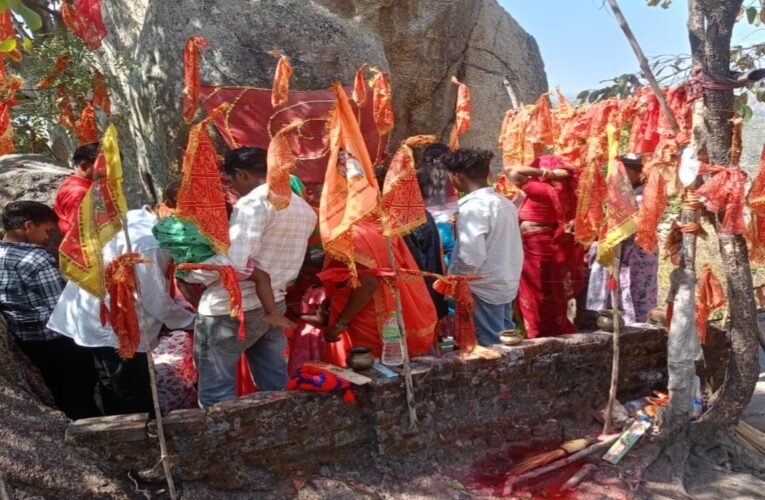 महाशिवरात्रि पर कैलाश धाम में उमड़ा भक्तों का सैलाब: हर-हर महादेव के जयघोष से गूंजा मंदिर परिसर 16 20260215 215504