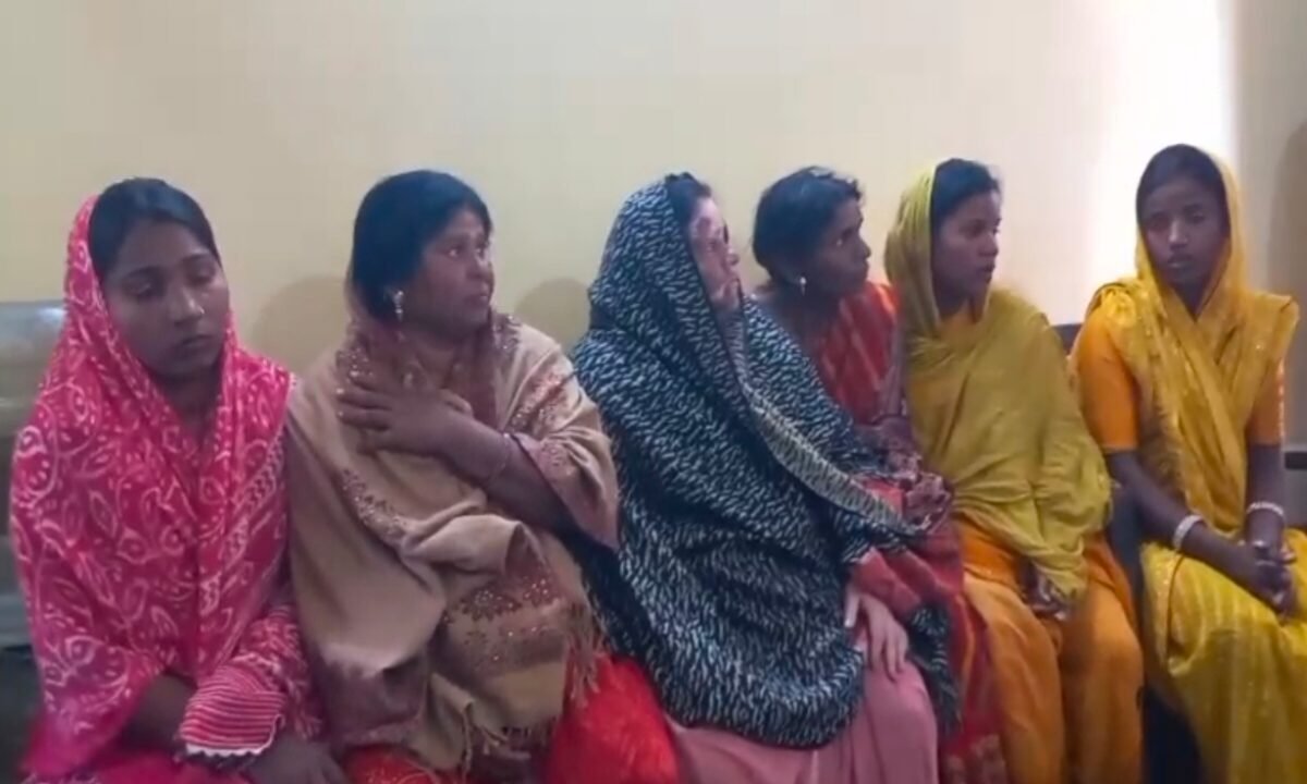 Bokaro : बच्चा चोर की अफवाह में 6 महिलाओं को भीड़ ने घेरा, पुलिस ने रेस्क्यू कर बचाई जान; जांच जारी 39 20260217 115821