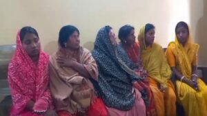 Bokaro : बच्चा चोर की अफवाह में 6 महिलाओं को भीड़ ने घेरा, पुलिस ने रेस्क्यू कर बचाई जान; जांच जारी 12 20260217 115821