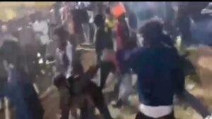 धनबाद मेला में नकली हथियार लहरा रहे दो युवकों की ग्रामीणों ने की धुनाई, पुलिस के हवाले! 11 20260217 201055