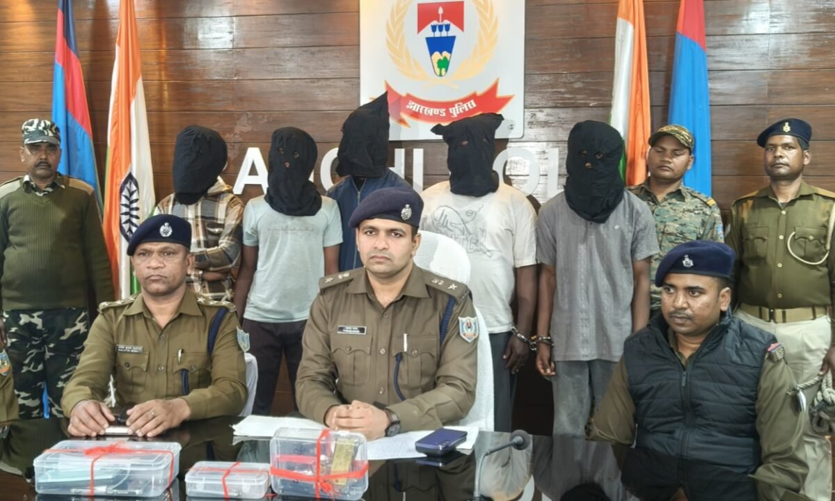 रांची पुलिस की बड़ी सफलता: राहुल सिंह गिरोह के मुख्य शूटर सहित 5 अपराधी गिरफ्तार, टोयोटा शोरूम के पास फायरिंग मामले का खुलासा 13 20260218 213658