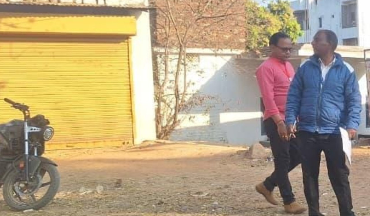 सिमडेगा के ऐतिहासिक गांधी मैदान पर अतिक्रमण की कार्रवाई तेज: सरकारी भूमि की मापी पूरी, बुलडोजर की तैयारी 1 20260219 113858