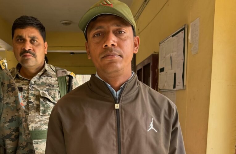 एसीबी की बड़ी कार्रवाई: सिल्ली अंचल के अमीन गणेश महतो 8 हजार रुपये रिश्वत लेते रंगे हाथ गिरफ्तार 30 20260219 150847