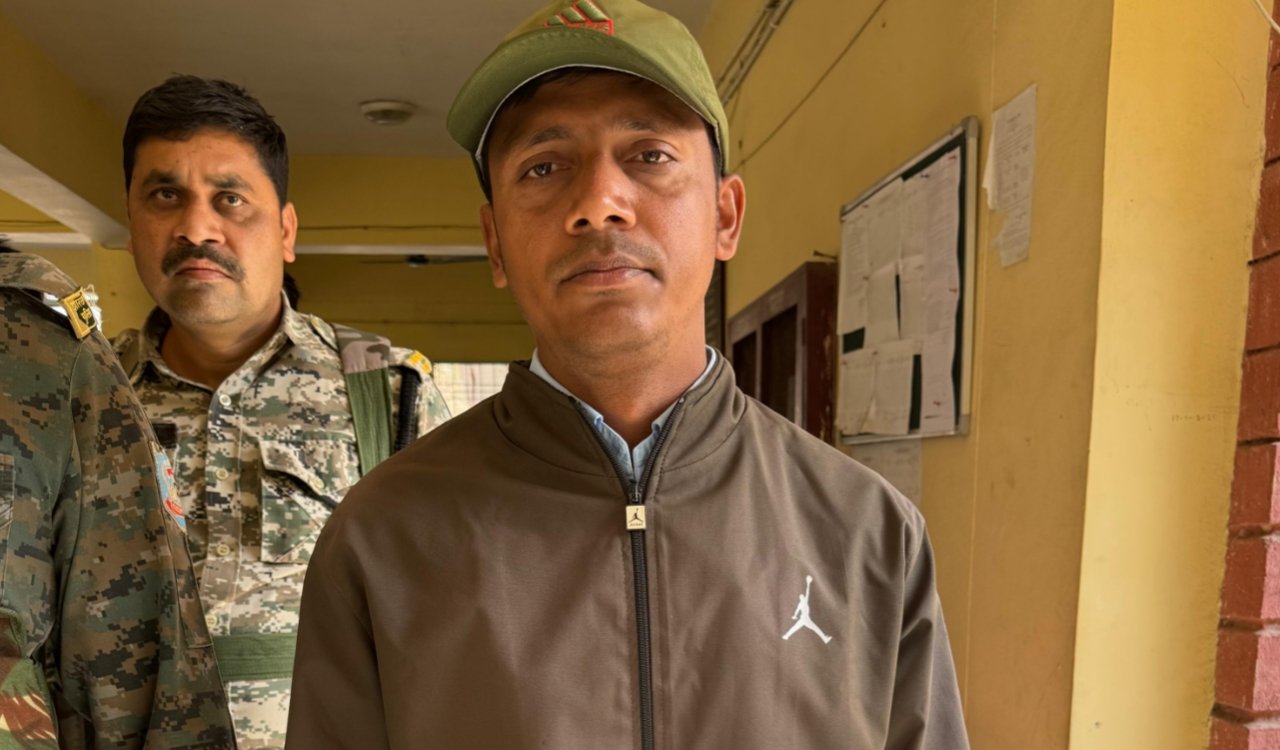 एसीबी की बड़ी कार्रवाई: सिल्ली अंचल के अमीन गणेश महतो 8 हजार रुपये रिश्वत लेते रंगे हाथ गिरफ्तार 1 20260219 150847