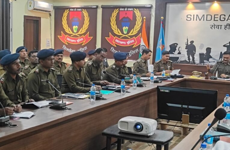 सिमडेगा में एसपी श्रीकांत एस खोटरे ने थाना प्रभारियों के साथ की क्राइम मीटिंग, महिला सुरक्षा पर दिए सख्त निर्देश 20 20260219 174923