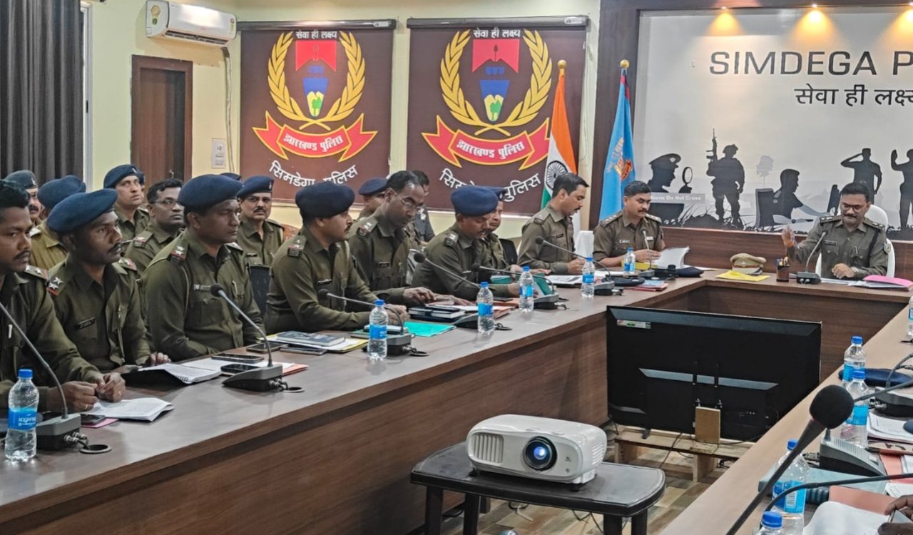 सिमडेगा में एसपी श्रीकांत एस खोटरे ने थाना प्रभारियों के साथ की क्राइम मीटिंग, महिला सुरक्षा पर दिए सख्त निर्देश 1 20260219 174923