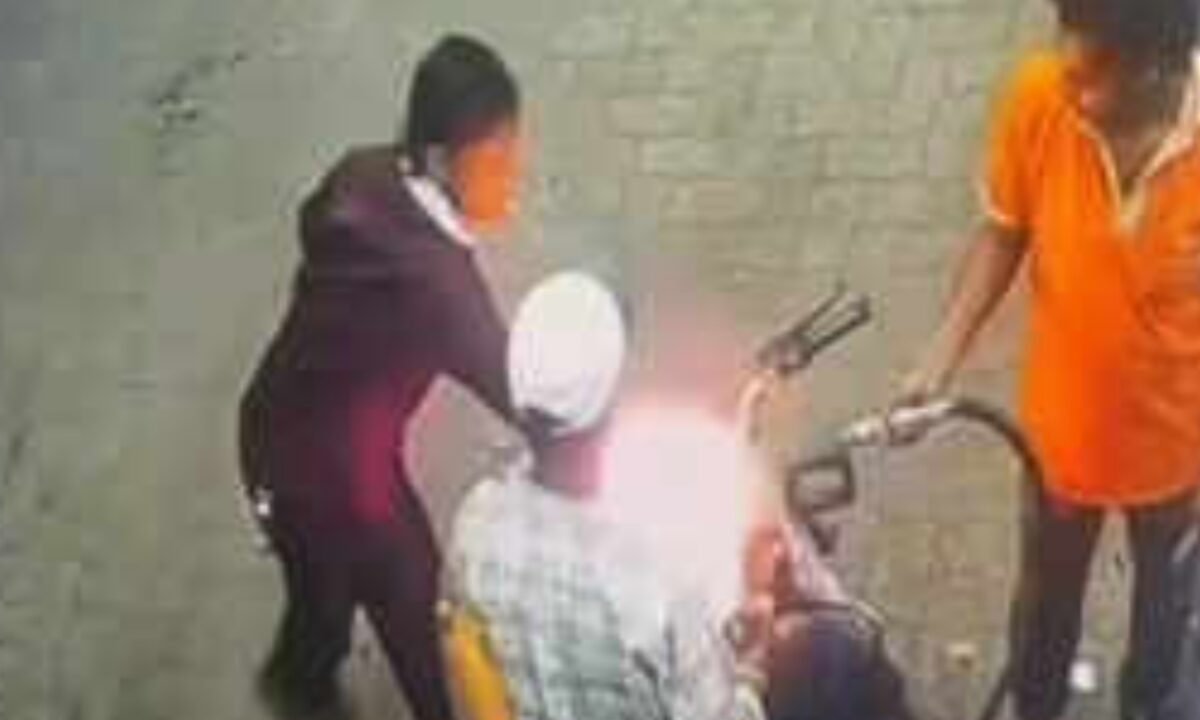 रायपुर के उरला पेट्रोल पंप पर सनकी युवक ने सिगरेट जलाने से रोकने पर नोजल में लगा दी आग, बड़ा हादसा! 41 20260220 190448