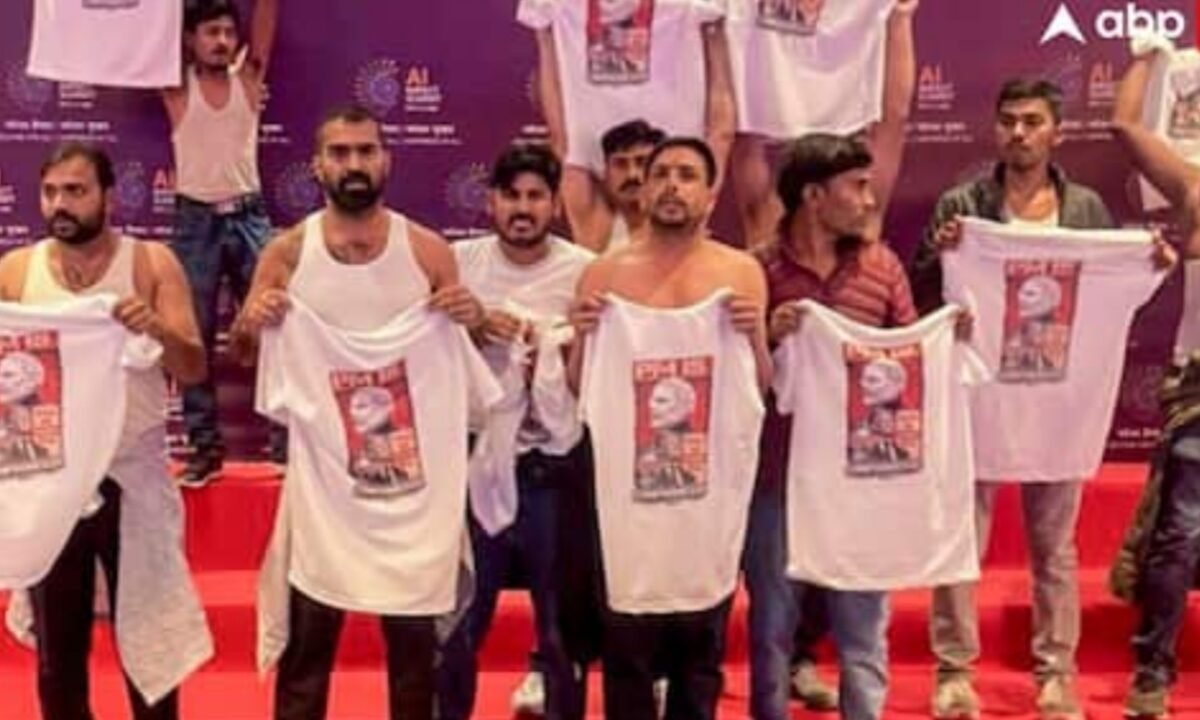एआई इम्पैक्ट समिट में हंगामा: यूथ कांग्रेस कार्यकर्ताओं ने टी-शर्ट उतारकर लगाए 'PM is Compromised' के नारे, 10 गिरफ्तार 40 20260220 195206
