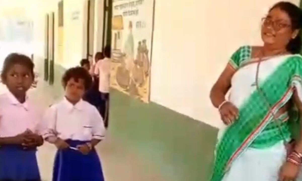 रसोइया-संयोजिका संघ की अनिश्चितकालीन हड़ताल से मध्यान्ह भोजन योजना चरमरा गई, बच्चे और शिक्षक खुद बना रहे खाना 13 20260220 211955