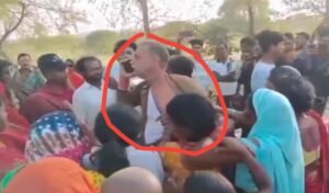 गढ़वा में कुएं से शव बरामद होने के बाद भीड़ ने पुलिस पर किया हमला, एसआई की वर्दी फाड़ी; वीडियो हुआ वायरल 12 20260221 154421