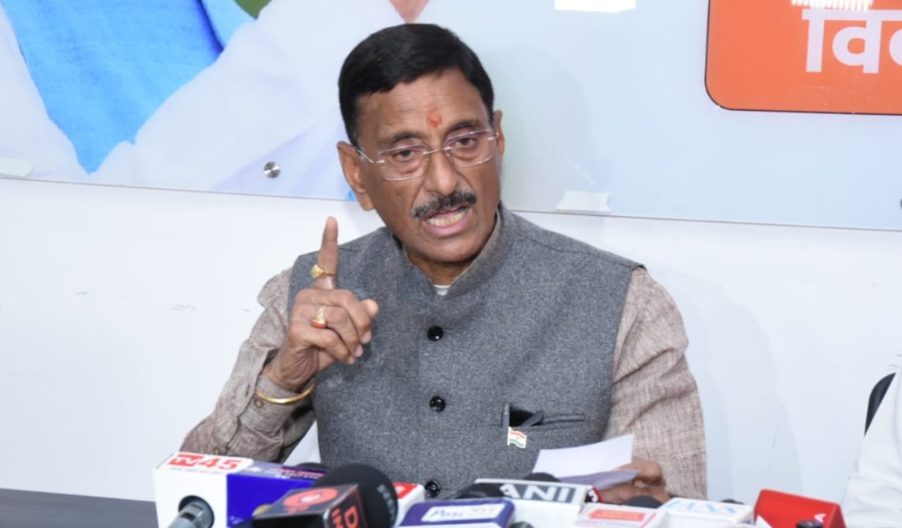 निकाय चुनाव में राज्य सरकार पर संजय सेठ का तीखा हमला: लाखों परिवारों के बूथ बदले, बुर्के में पुलिस तैनाती का आरोप 7 20260221 194910