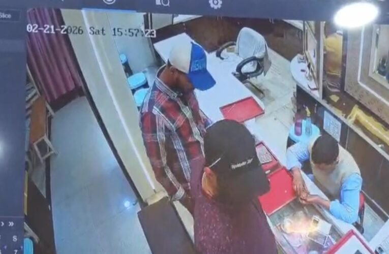 गढ़वा  पुरानी बाजार में दिनदहाड़े 30 लाख की बड़ी चोरी, जेवर से भरा बैग लेकर भागे , सीसीटीवी में कैद